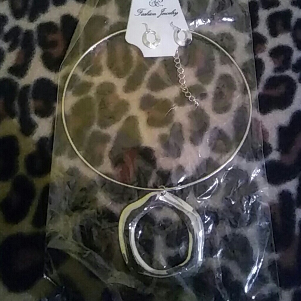 Brand New Silver Chocker Necklace Set